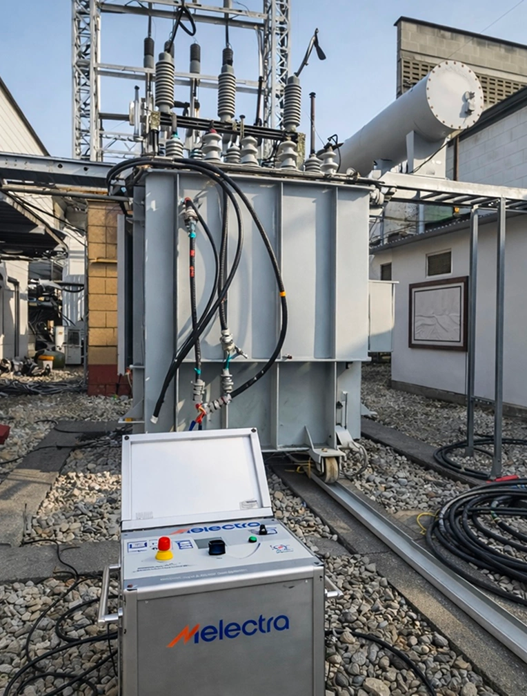 Equipo de diagnóstico especializado de Melectra conectado a un transformador de potencia para realizar pruebas de mantenimiento preventivo en campo.